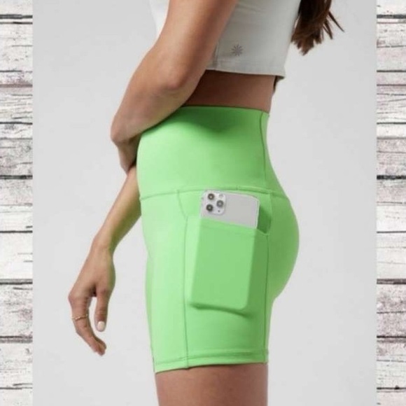 Athleta Salutation Stash Pocket Shorts || 5” Shorts - Picture 3 of 10